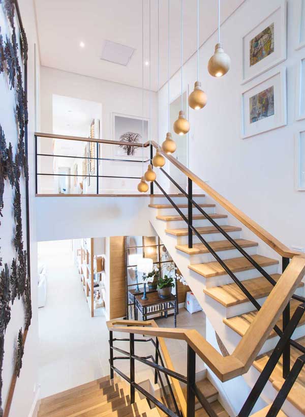 Helle moderne Treppen mit viel Holz